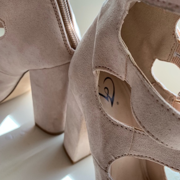 Belt strap suede helled shoes, size 6 - Picture 6 of 8